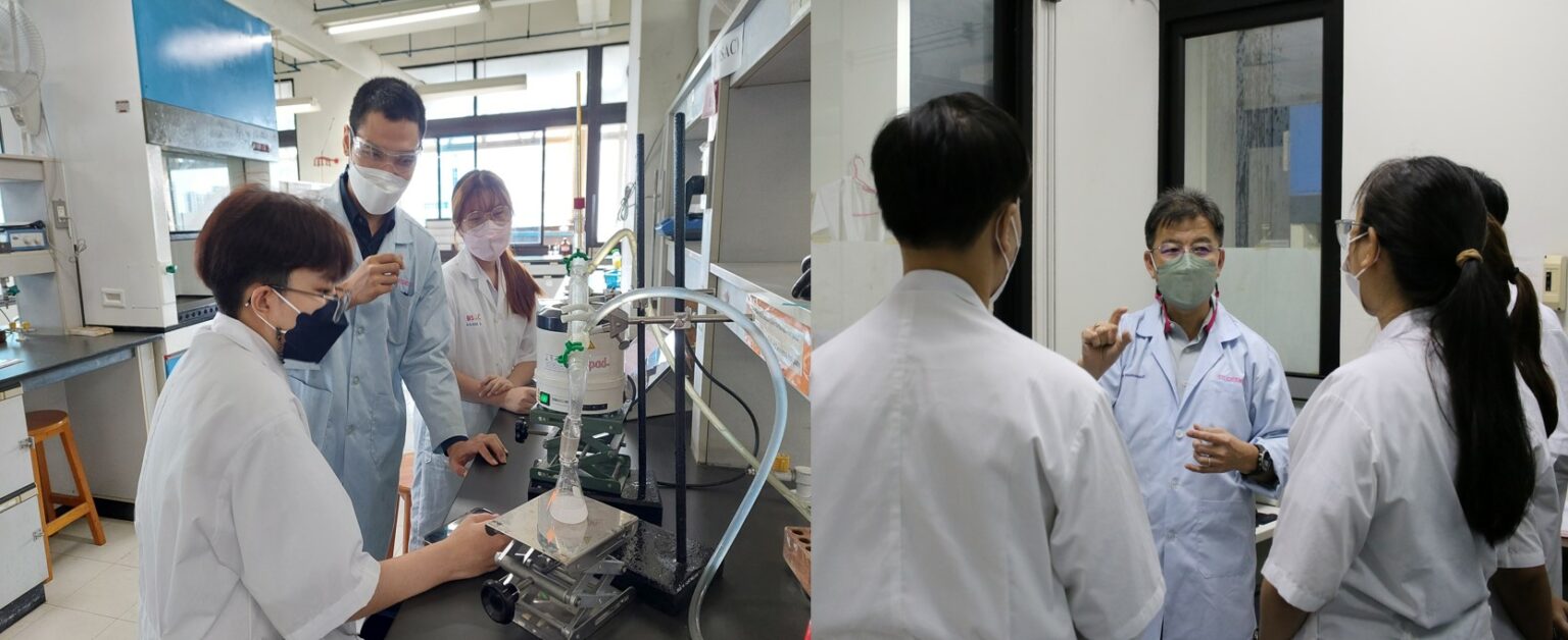นิสิตเรียนในห้องปฏิบัติการ